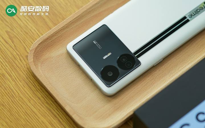 真我GT Neo5 SE「圣白幻影」· 真机图赏】