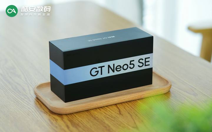 真我GT Neo5 SE「圣白幻影」· 真机图赏】