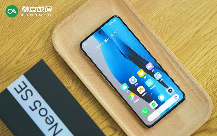 真我GT Neo5 SE「圣白幻影」· 真机图赏】