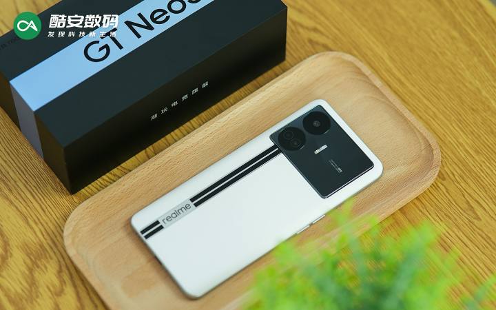 真我GT Neo5 SE「圣白幻影」· 真机图赏】