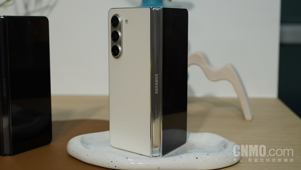 用三星Z Fold5 给你一种全新的折叠屏打开方式