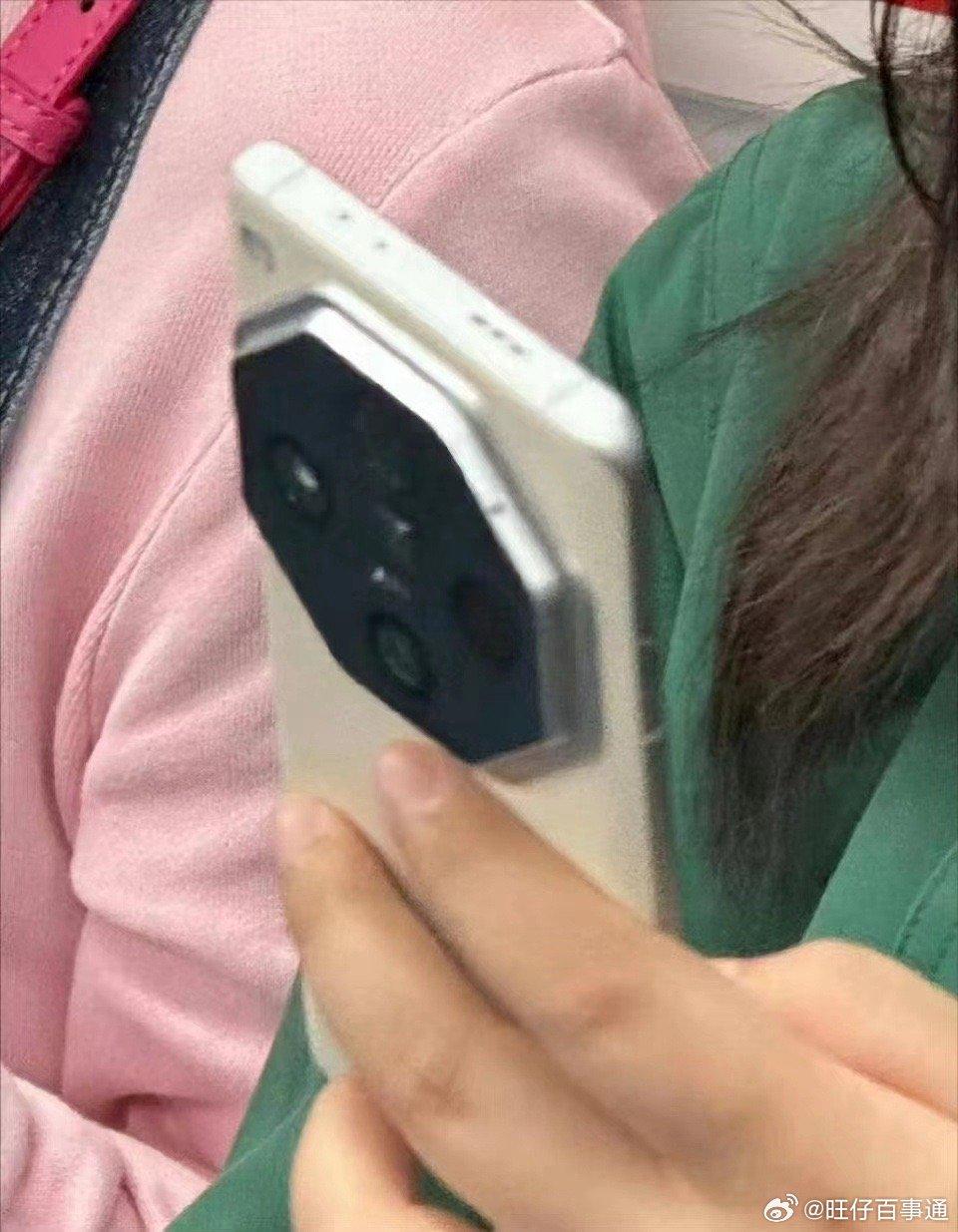 地铁发布会又来了 疑似OPPO Find X7现身地铁 摄像模组既视感拉满