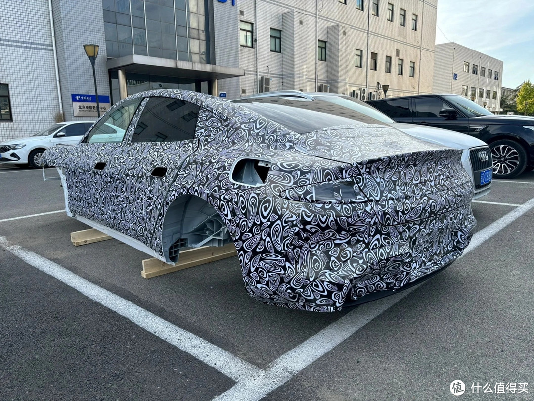 小米汽车明年发布上市，预计售价将近25万左右，这价位确实比较高端了。。