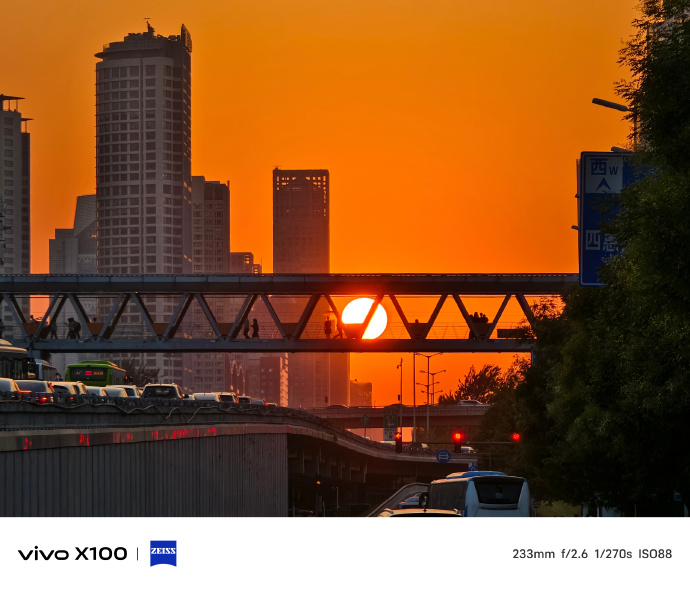 vivo X100 Pro 手机外观及拍摄样张公布，橙、蓝配色 + 曲面屏设计