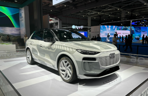 奥迪Q6 e-tron原型车亮相第六届进博会 预计明年上市