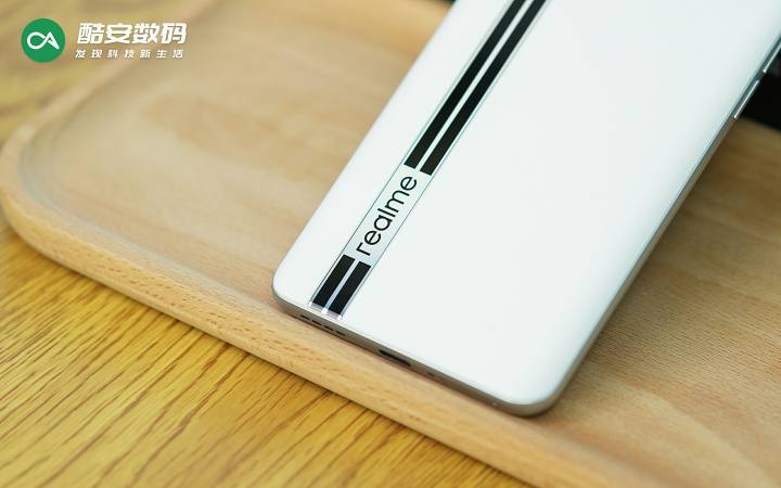 真我GT Neo5 SE「圣白幻影」· 真机图赏】