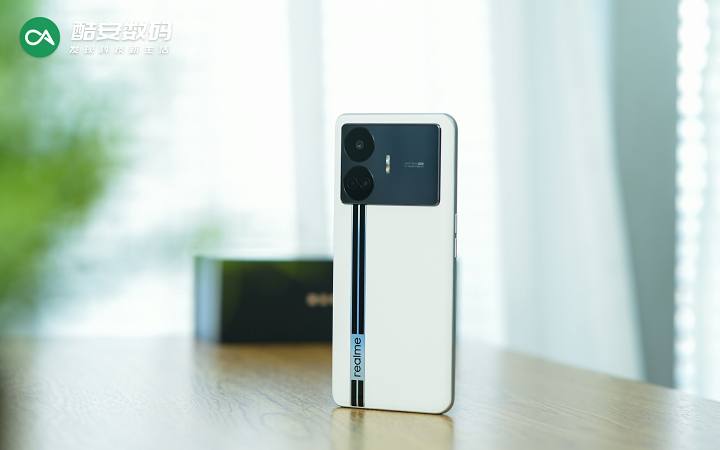真我GT Neo5 SE「圣白幻影」· 真机图赏】