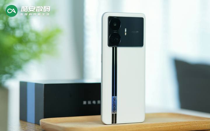 真我GT Neo5 SE「圣白幻影」· 真机图赏】