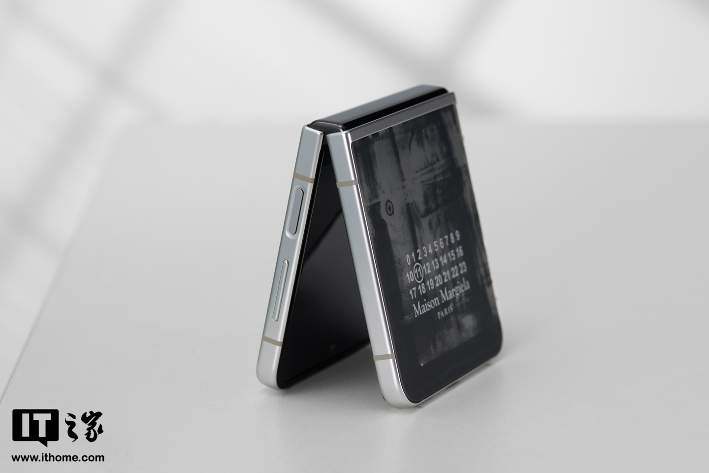 数字艺术先锋：三星 Galaxy Z Flip5 Maison Margiela 限量版手机图赏