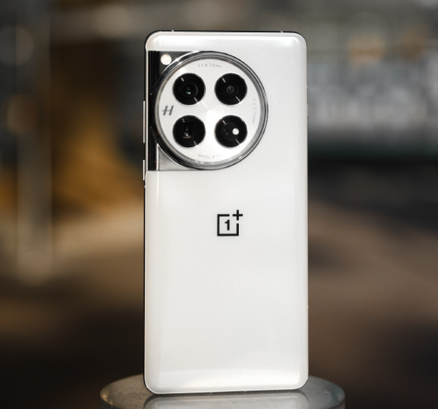 一加 12 手机预热：搭载 5400mAh 电池，支持 100W 超级闪充 + 50W 无线闪充