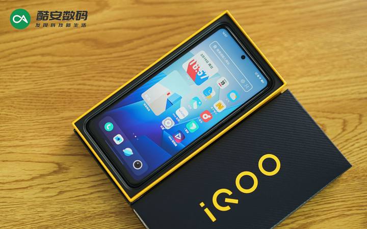 iQOO Z7「深空黑」· 真机图赏】                                                                                                                                                                                                                                       