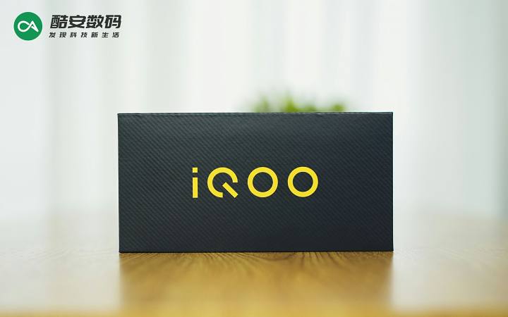 iQOO Z7「深空黑」· 真机图赏】                                                                                                                                                                                                                                       