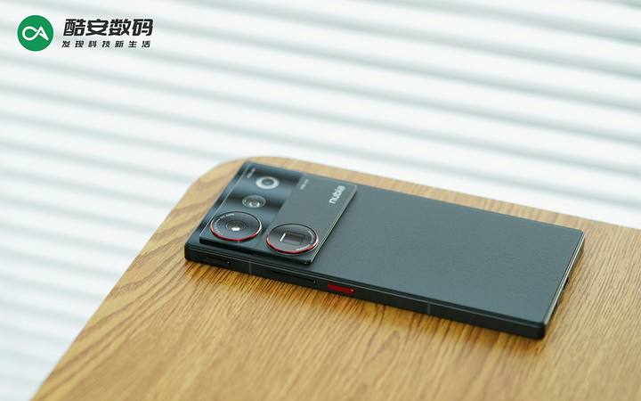 努比亚 Z50 Ultra 「夜海」· 真机图赏】