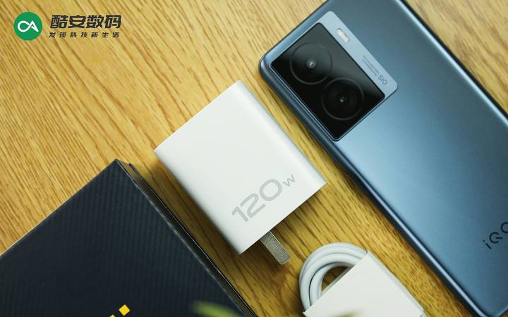 iQOO Z7「深空黑」· 真机图赏】                                                                                                                                                                                                                                       