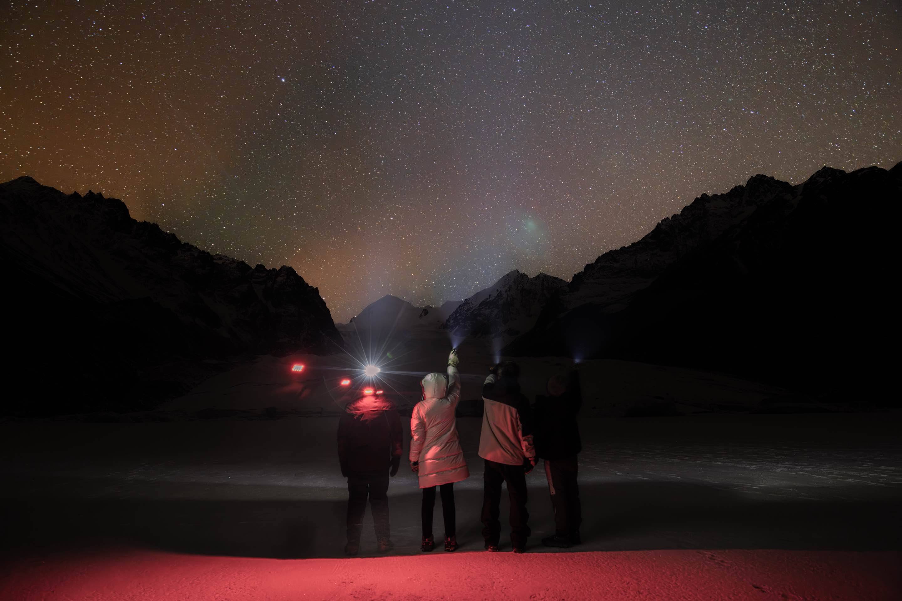 我们用 16 台 iQOO 12 Pro，在中国最大冰川拍摄全景星空