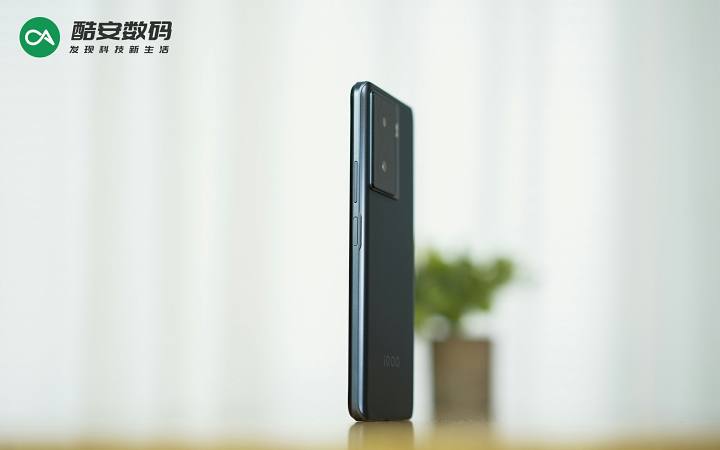 iQOO Z7「深空黑」· 真机图赏】                                                                                                                                                                                                                                       