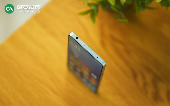 iQOO Z7「深空黑」· 真机图赏】                                                                                                                                                                                                                                       