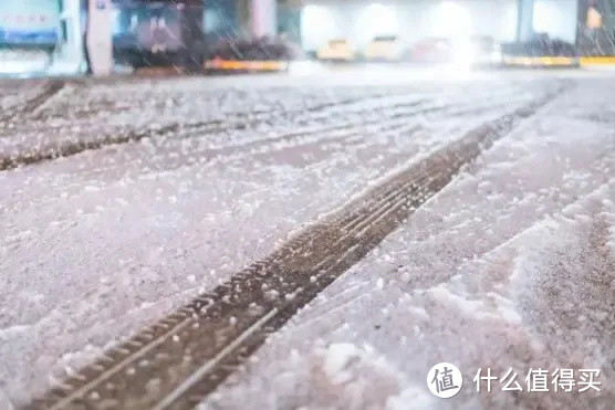 笔点酷玩 篇一千零七十九：冰天雪地驾车出行，有哪些必须牢记的安全驾驶技巧？