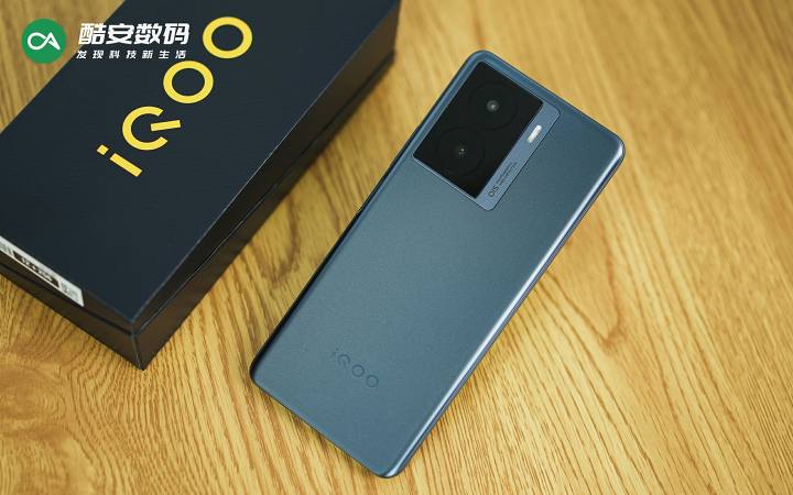 iQOO Z7「深空黑」· 真机图赏】                                                                                                                                                                                                                                       