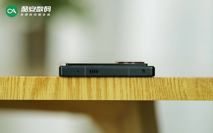 努比亚 Z50 Ultra 「夜海」· 真机图赏】