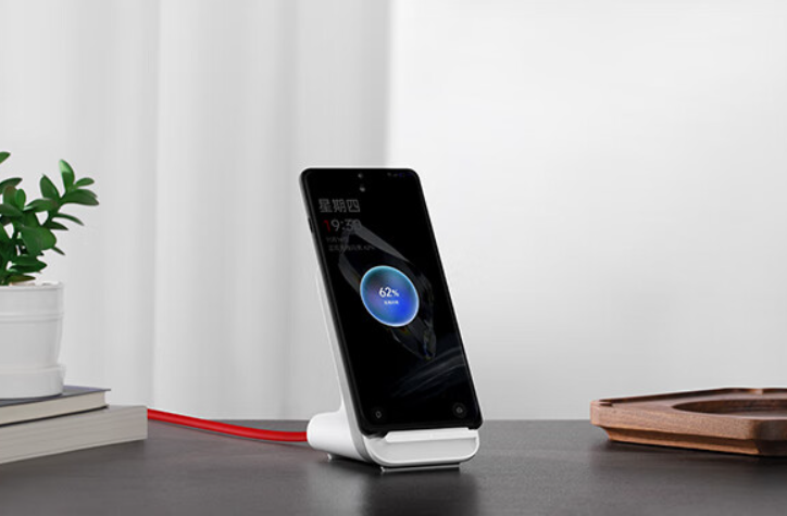 一加 AIRVOOC 50W 无线闪充充电器 A1 发布，首发价 249 元