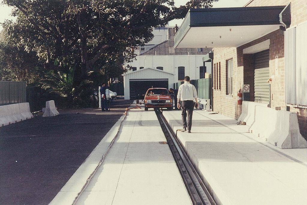 坐上这辆 30 年前的车，你活不过一秒