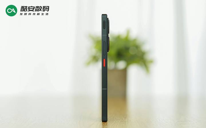 努比亚 Z50 Ultra 「夜海」· 真机图赏】