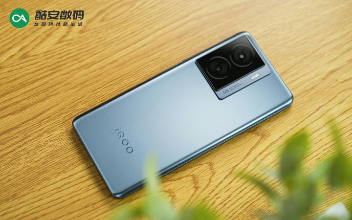 iQOO Z7「深空黑」· 真机图赏】                                                                                                                                                                                                                                       
