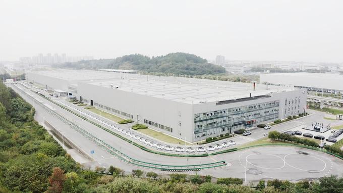 成功挑战吉尼斯汽车叠放高度记录，这家工厂有何与众不同