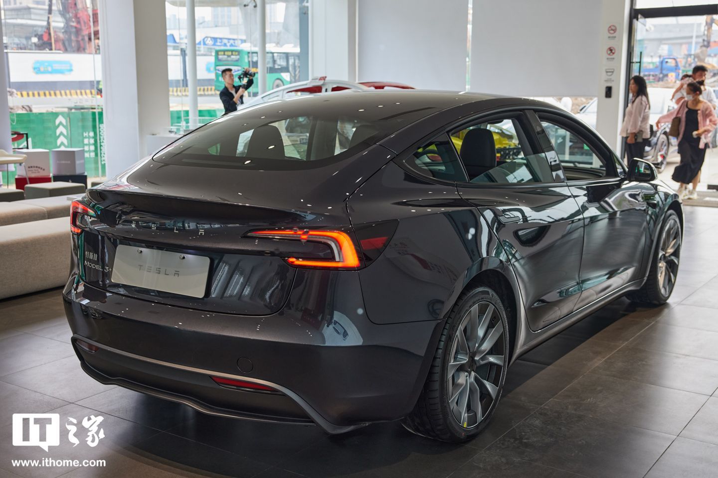 时隔 7 年首次大改款！特斯拉 Model 3 焕新版实拍