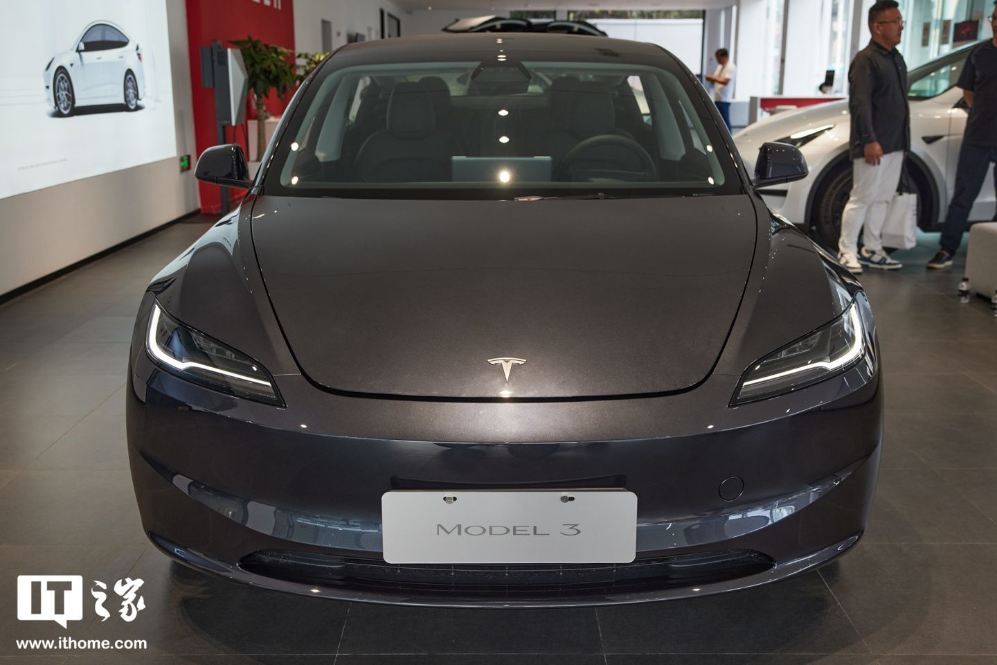 时隔 7 年首次大改款！特斯拉 Model 3 焕新版实拍
