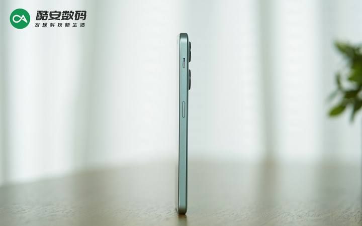 一加 Ace 2V 青釉 · 真机图赏】