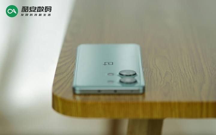 一加 Ace 2V 青釉 · 真机图赏】