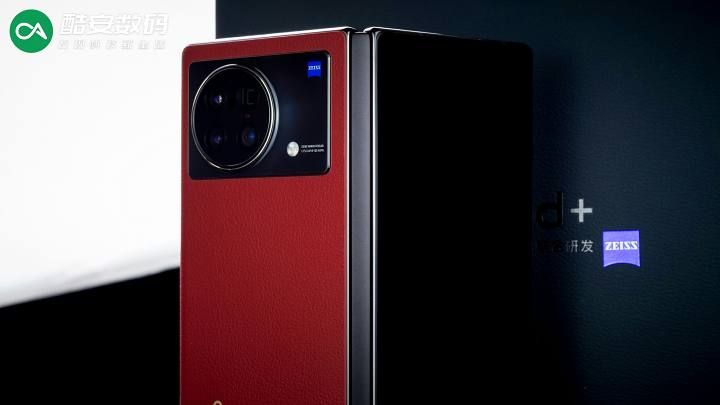 #酷安数码# vivo X Fold+ 华夏红 · 图赏】