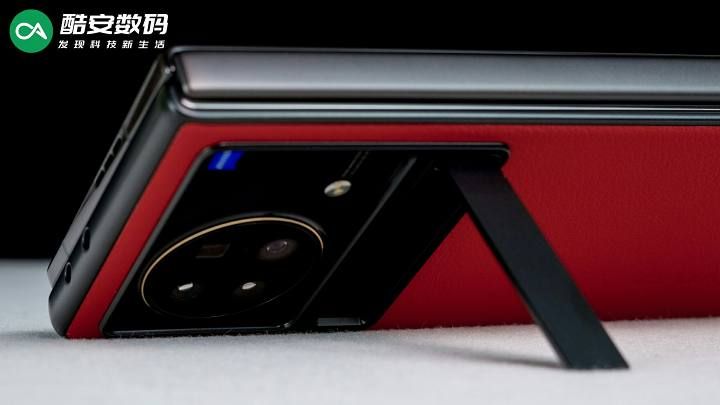 #酷安数码# vivo X Fold+ 华夏红 · 图赏】