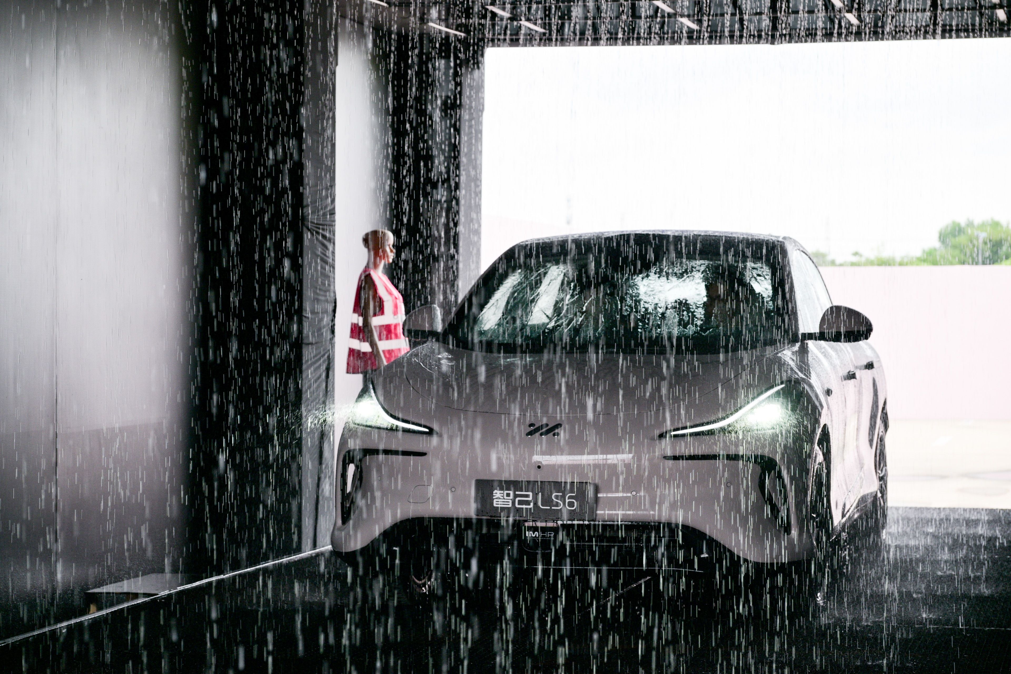 3.48 秒「破百」的纯电 SUV，差点把我送走