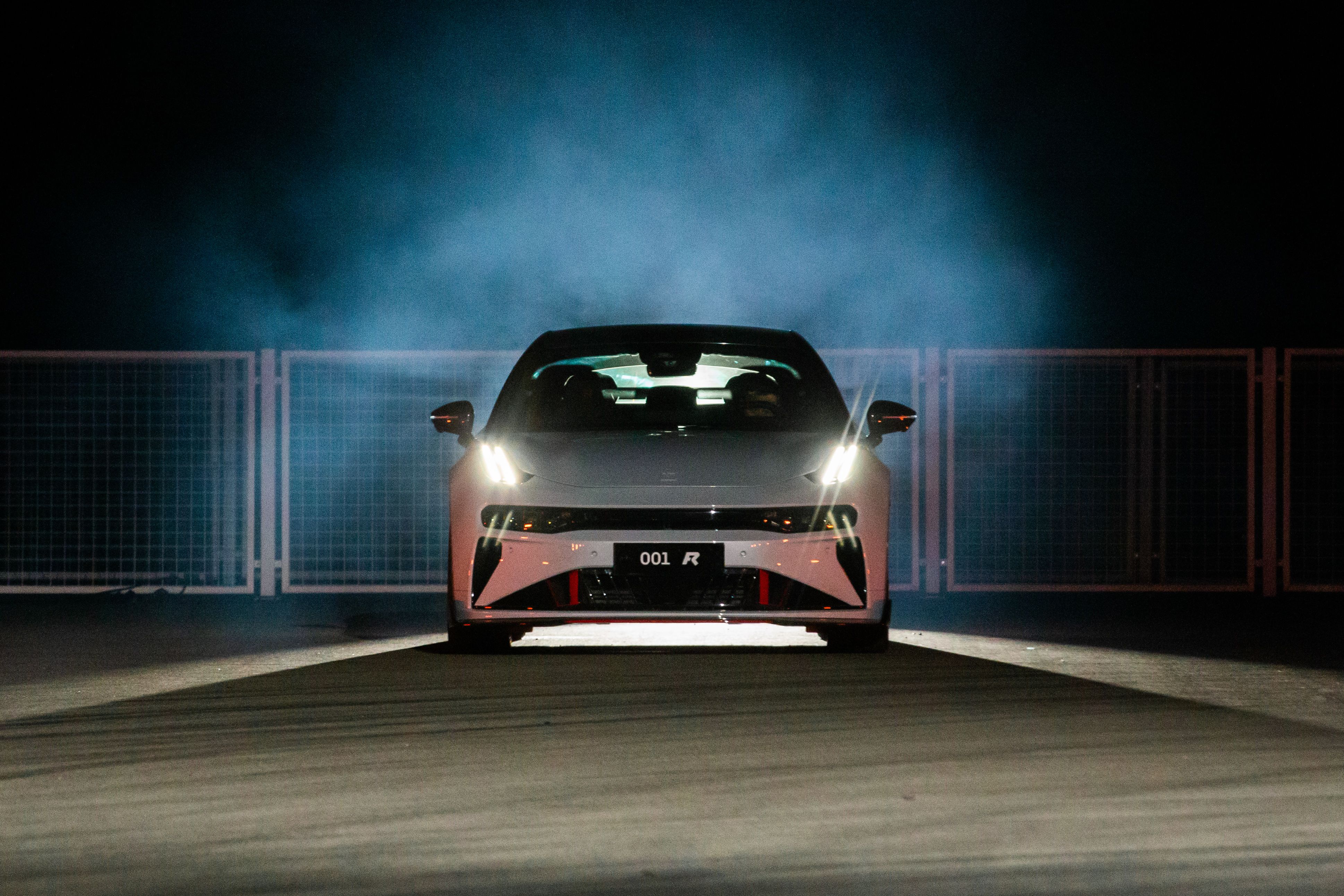硬刚特斯拉 Model S，极氪秀出了「三板斧」