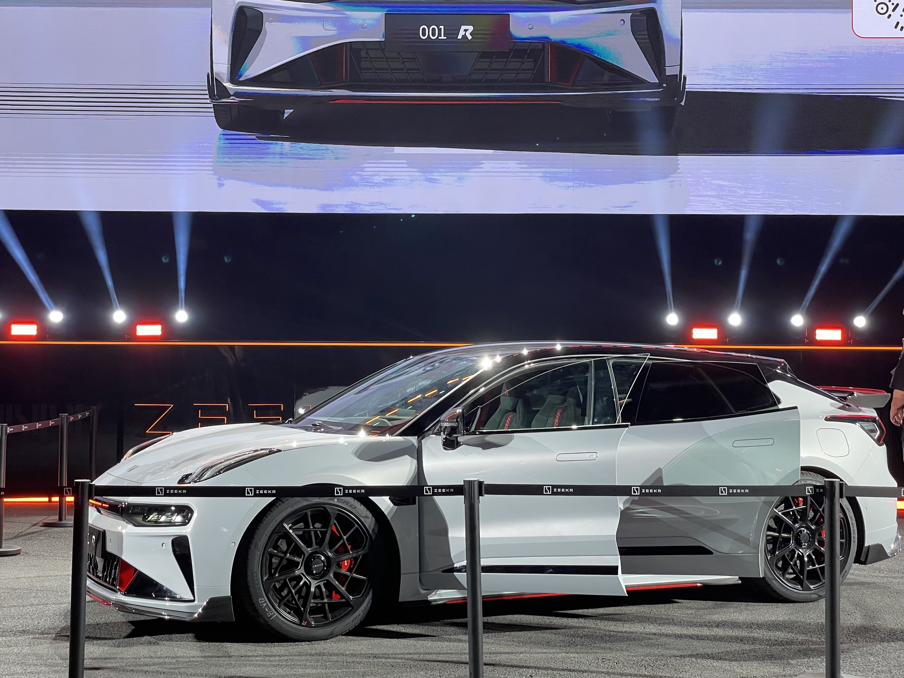 硬刚特斯拉 Model S，极氪秀出了「三板斧」