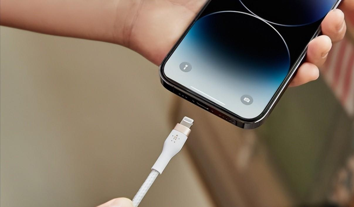 苹果不坑“穷人”，iPhone15标准版挤牙膏，Pro版负责涨价？ 