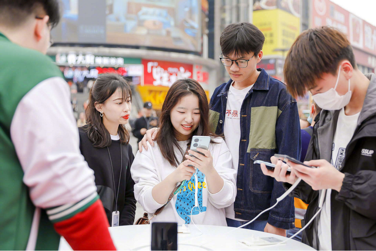 一加Ace 2V震撼发布，性能猛兽来袭！