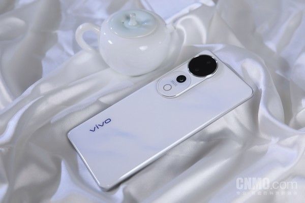 独特东方美学设计，Vivo S19 Pro的全焦人像摄影亮点