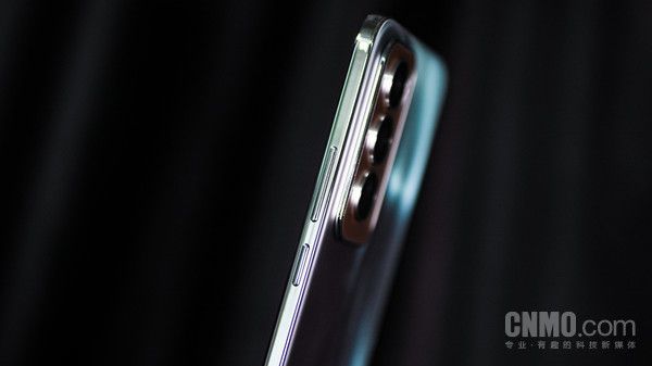 OPPO Reno12系列，全网测评深度剖析 AI 引领潮流
