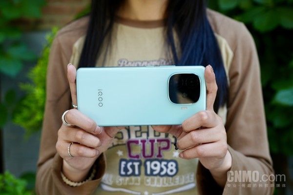 AIoT领军者，第三代骁龙8s的中级性能过渡之作 - IQOO Z9 Turbo