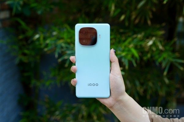 AIoT领军者，第三代骁龙8s的中级性能过渡之作 - IQOO Z9 Turbo
