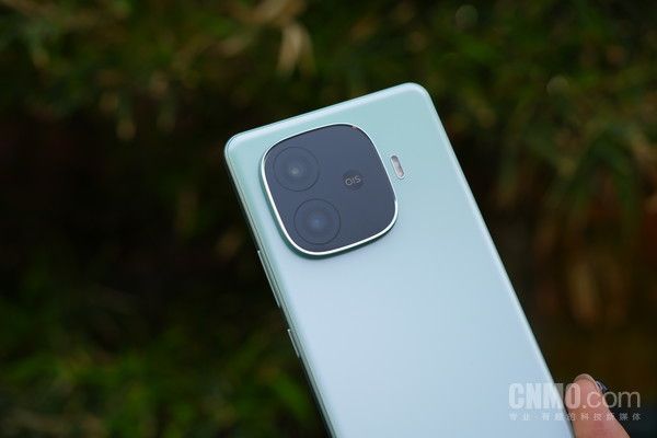 AIoT领军者，第三代骁龙8s的中级性能过渡之作 - IQOO Z9 Turbo