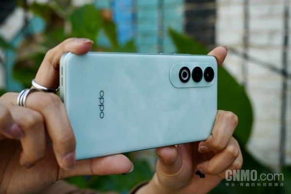 OPPO K12，轻薄便携的100瓦闪光充电电池普及器