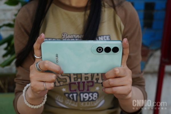 OPPO K12，轻薄便携的100瓦闪光充电电池普及器