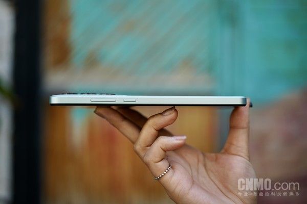 OPPO K12，轻薄便携的100瓦闪光充电电池普及器