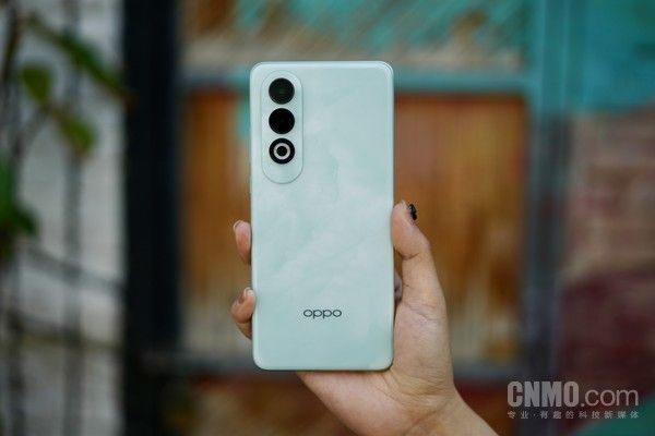 OPPO K12，轻薄便携的100瓦闪光充电电池普及器