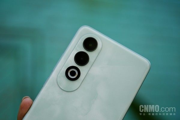 OPPO K12，轻薄便携的100瓦闪光充电电池普及器